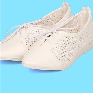 NIB LEATHERETTE POINTY TOE LACE UP PERFORA…